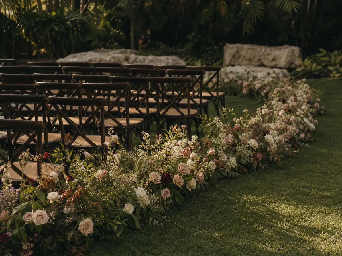 Flores a ras del suelo que definen suavemente el borde de una ceremonia en un jardín