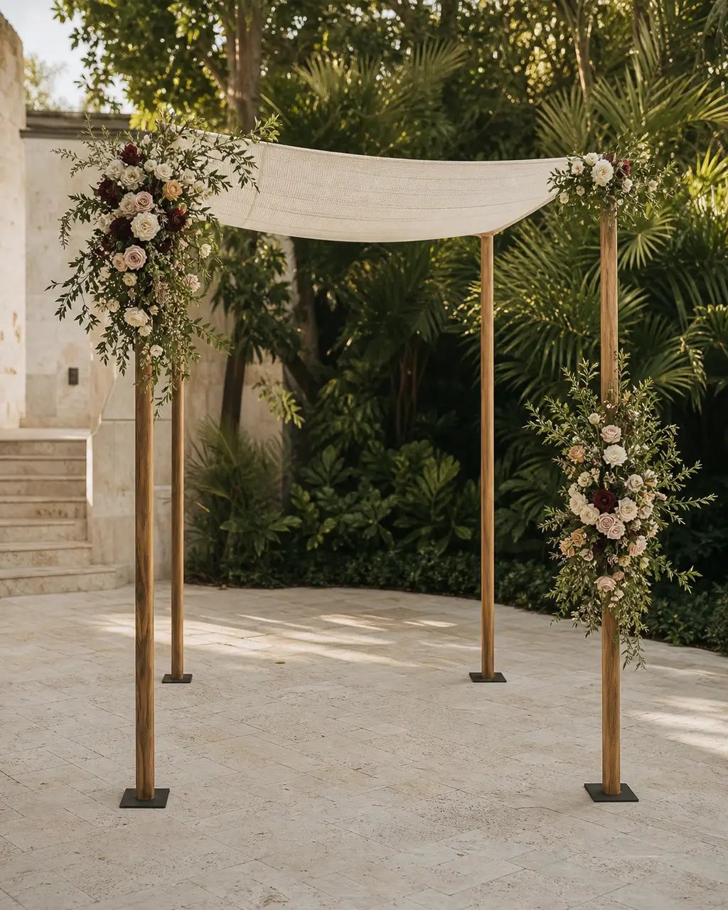 Una jupá de cuatro postes con dosel de tela abierto en los costados y detalles florales discretos